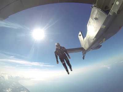Una foto di Mario Fattoruso poco dopo essersi lanciato dall'aereo